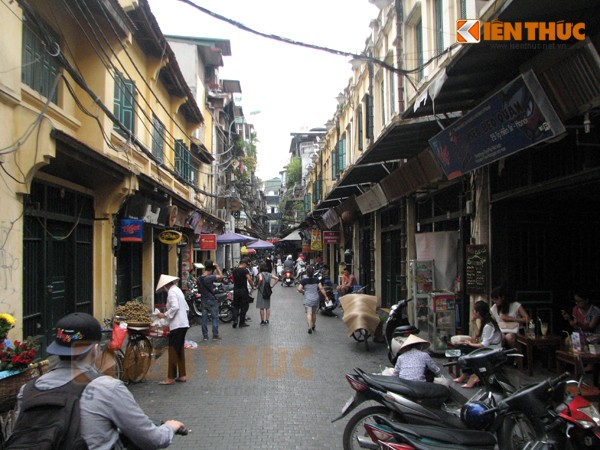 Nhieu nguoi dan phan doi lat da mat duong pho co Ha Noi